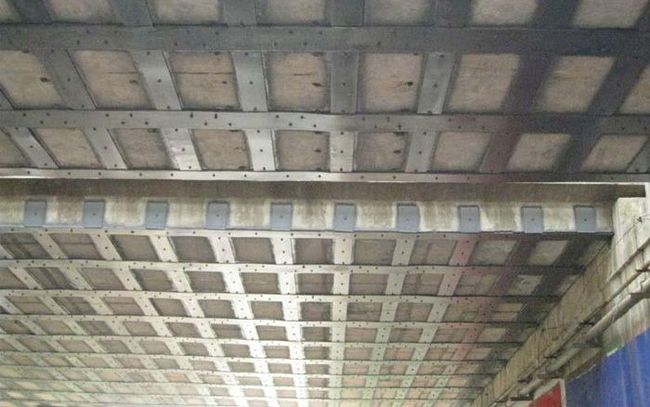 干工程的都知道，建筑加固中最常用的两种方法，就是碳纤维布加固和粘钢加固